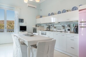 Fridge, oven, stovetop, dishwasher - Apartment 'Seaview House Upper Floor' with Sea View, Wi-Fi and Air Conditioning (Kimolos)