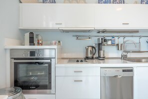 Refrigerador, horno, parrilla de estufa y lavavajillas 