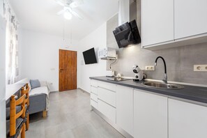 ثلاجة، ميكروويف، فرن، موقد طهي مسطح