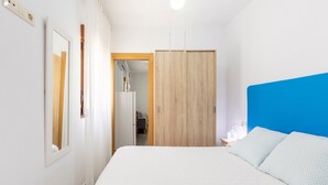 A bedroom with a bed, a wardrobe, a mirror, and a ceiling fan. - Casa Inés rural: 1 habitación, vistas a la montaña, Wi-Fi y aire acondicionado (Fernán Pérez)