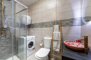 Shower, hair dryer, towels