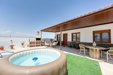 Speisen im Freien. Casa Marta – Ländliches Ferienhaus mit 2 Schlafzimmern, Bergblick, WLAN und Klimaanlage