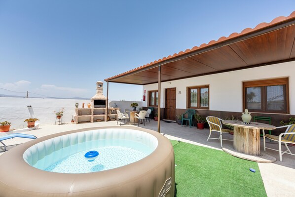Outdoor dining - Apartment 'Habitaciones' with Mountain View, Wi-Fi and Air Conditioning (Fernán Pérez)