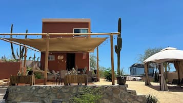 Chambre Confort, vue ville | Façade de lâhĂ©bergement