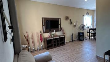 Comfort Room, City View | Living area