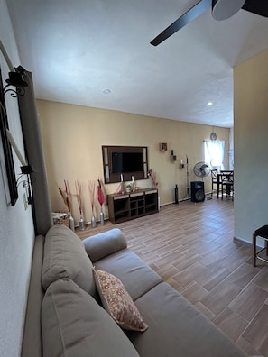 Chambre Confort, vue ville | Coin séjour