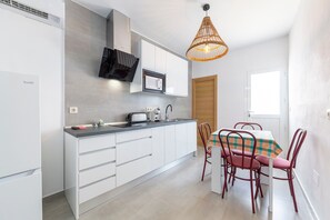 Fridge, microwave, oven, stovetop - Casa Laura: rural home with mountain views, Wi-Fi, and air conditioning (Unknown)