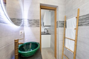 Shower, hair dryer, towels - Casa Laura: rural home with mountain views, Wi-Fi, and air conditioning (Unknown)