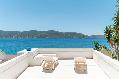 Apartment 'Apollonas' with Sea View, Wi-Fi and Air Conditioning