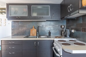 Fridge, oven, stovetop, coffee/tea maker