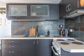 Fridge, oven, stovetop, coffee/tea maker