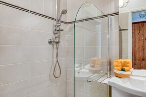 Dusche, kostenlose Toilettenartikel, Haartrockner, Handtücher