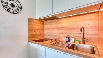 Frigorífico, microondas, placa de cocina y cafetera o tetera