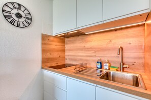 Køleskab, mikrobølgeovn, kogeplade, kaffe-/temaskine