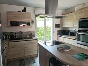 Een koelkast, een microgolfoven, een oven, een vaatwasser