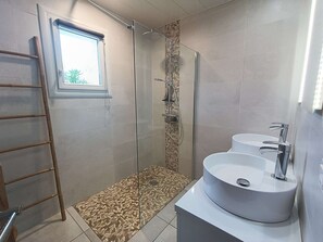 Bathroom - Welcome to Biscarrosse Ville, in this comfortable house located on a quiet street — ideal for... (BISCARROSSE)
