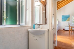 Shower, hair dryer, towels - Apartment 'Zoe' with Mountain View, Wi-Fi and Air Conditioning (Marantochori)