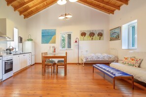 Living area - Apartment 'Zoe' with Mountain View, Wi-Fi and Air Conditioning (Marantochori)