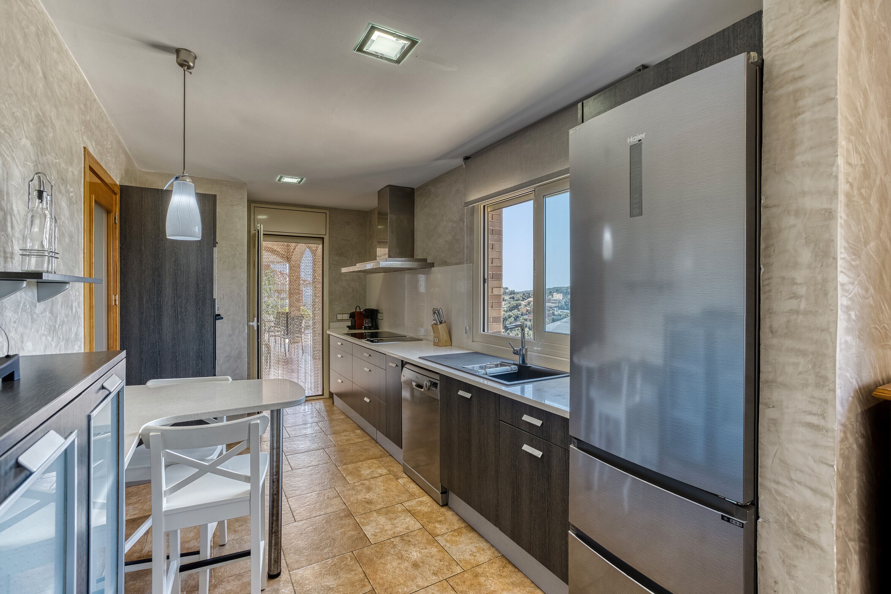 Frigorífico, microondas, horno y placa de cocina