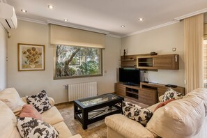 Télévision, table de tennis de table