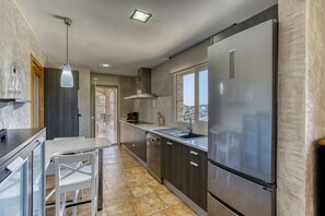 Fridge, microwave, oven, stovetop - Holiday Home 'Olive' with Private Pool, Wi-Fi and Air Conditioning (Lloret de Mar)