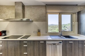 Fridge, microwave, oven, stovetop - Holiday Home 'Olive' with Private Pool, Wi-Fi and Air Conditioning (Lloret de Mar)