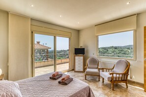 4 bedrooms, iron/ironing board, free WiFi, bed sheets - Holiday Home 'Olive' with Private Pool, Wi-Fi and Air Conditioning (Lloret de Mar)