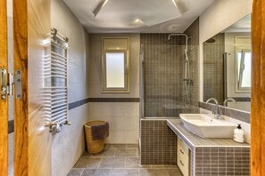Een douche, een haardroger, handdoeken