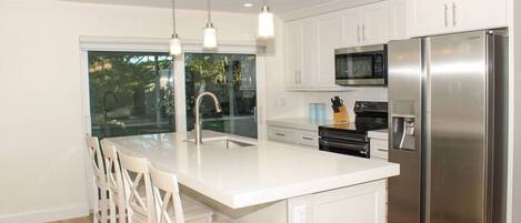 Een magnetron, een oven, een kookplaat, een vaatwasser