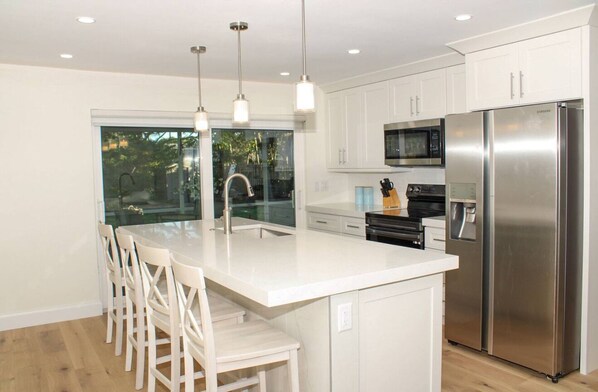 Micro-ondes, four, plaque de cuisson, lave-vaisselle