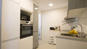 Kühlschrank, Mikrowelle, Ofen, Herdplatte