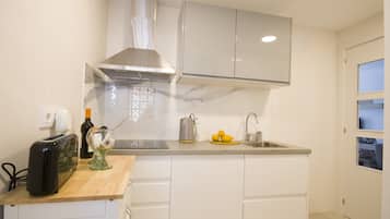 冷蔵庫、電子レンジ、オーブン、コンロ