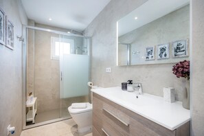 Douche, sèche-cheveux, serviettes fournies