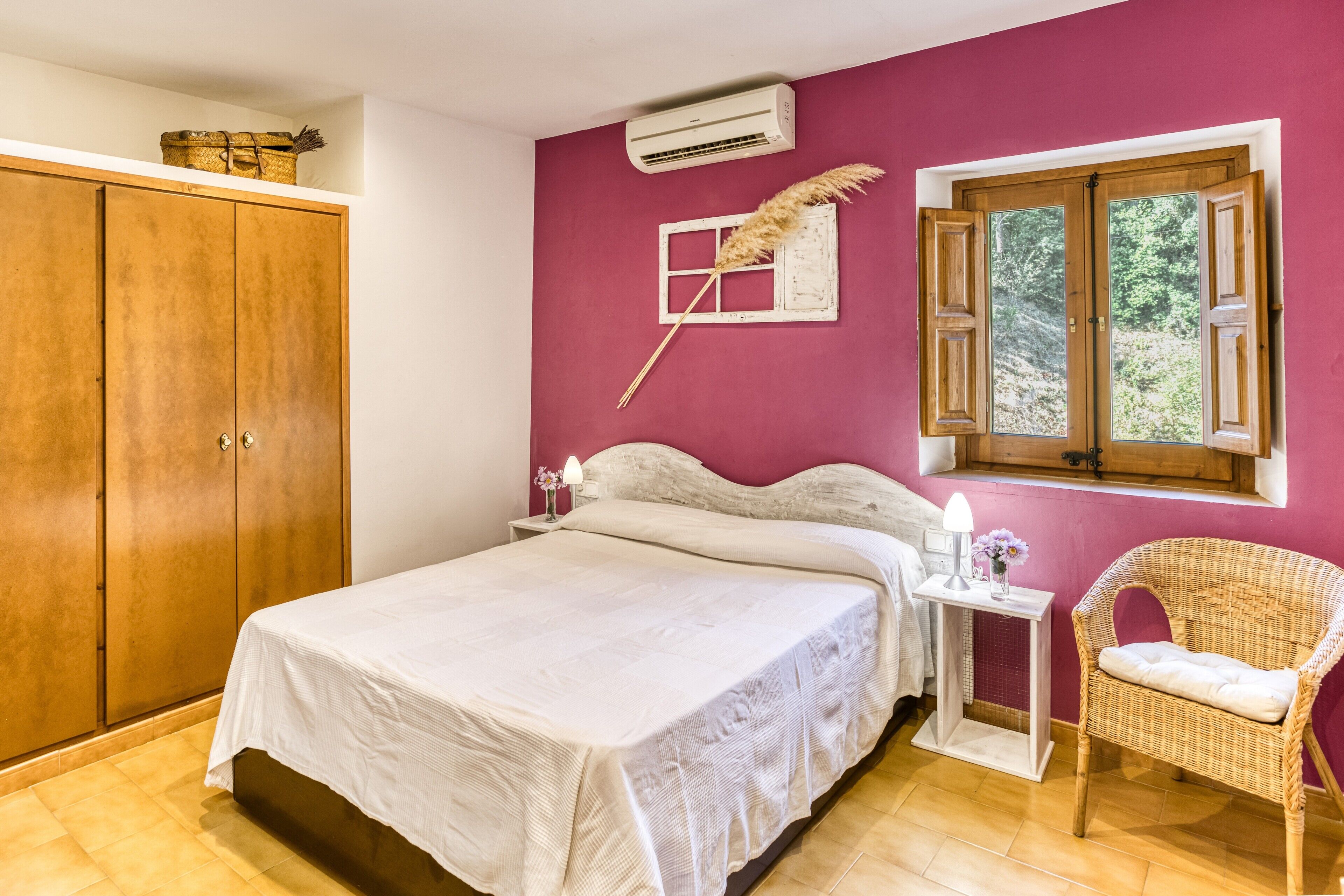 6 bedrooms, iron/ironing board, free WiFi, bed sheets