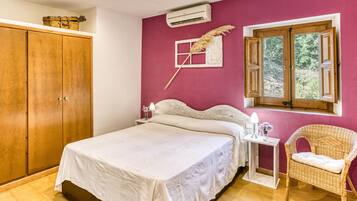 6 bedrooms, iron/ironing board, free WiFi, bed sheets