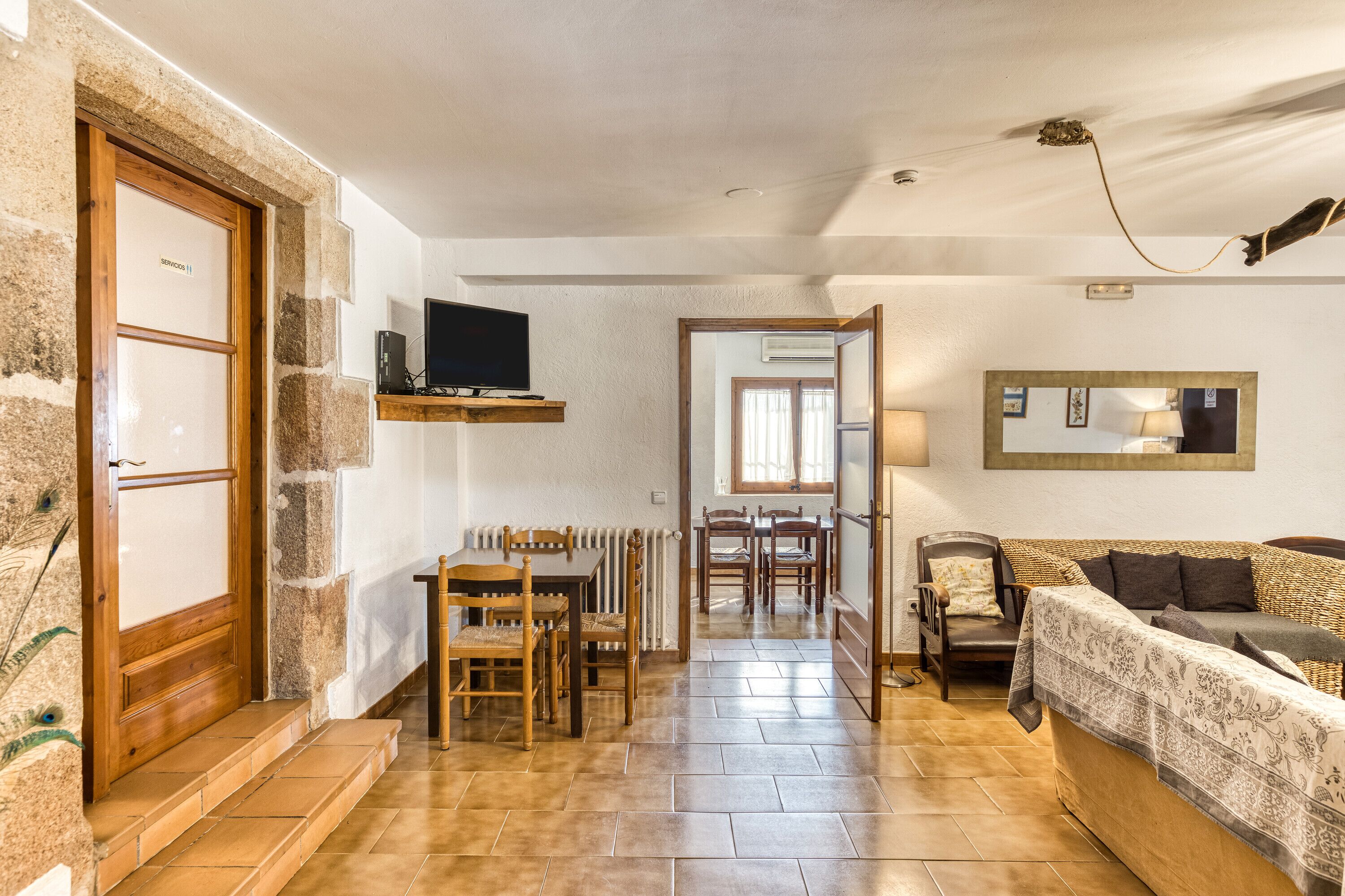 Una televisión, una chimenea, una mesa de tenis de mesa