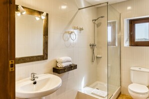Shower, hair dryer, towels - Rural House 'Can Miquel' in the Mountains, Near the Beach, Private Pool, Amazing MTB Trails & AC (Santa Coloma de Farners)