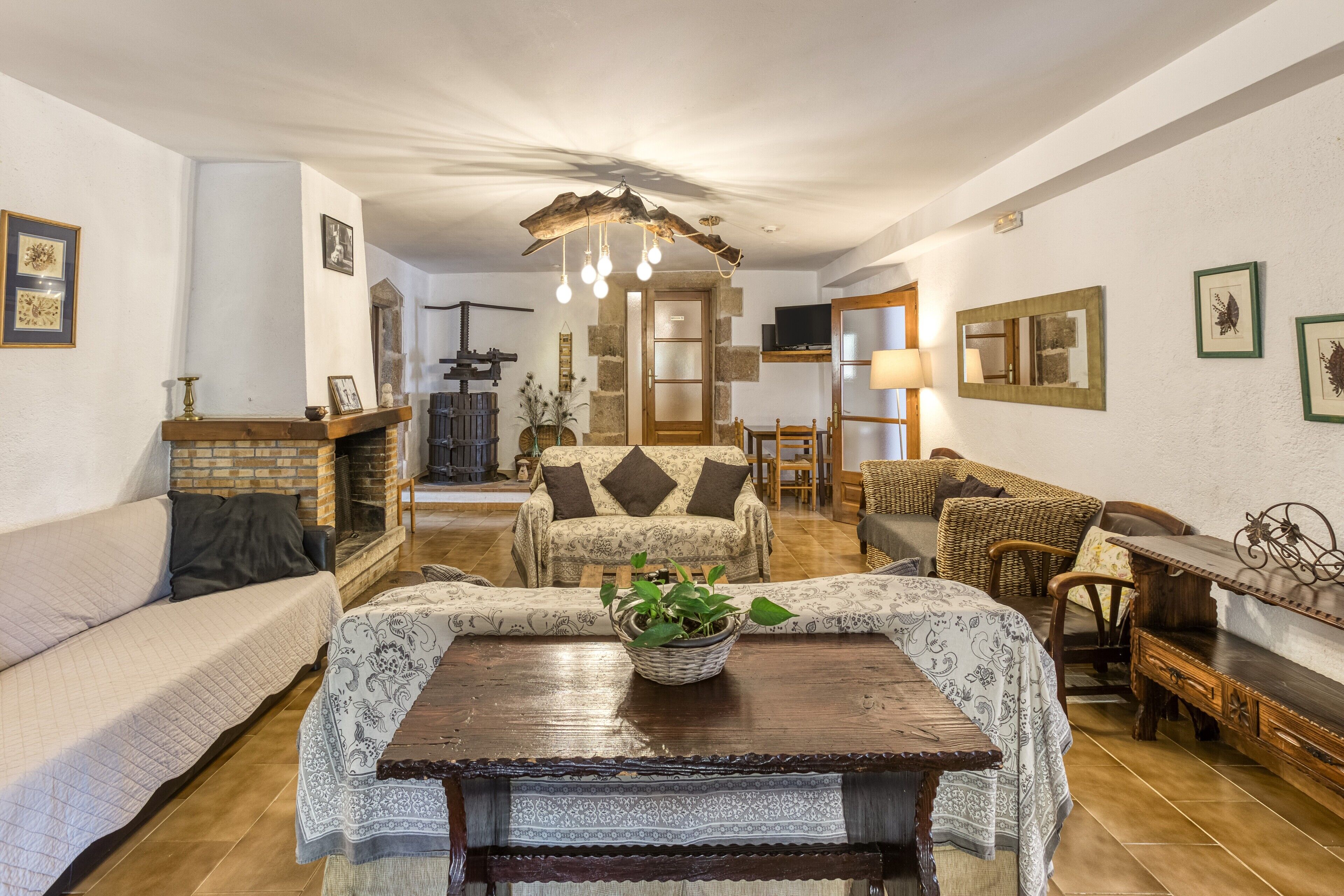 Tv, eldstad och ett bordtennisbord