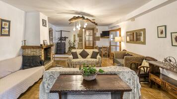 Tv, eldstad och ett bordtennisbord