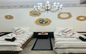 3 عدّة غرف نوم ومكواة/لوح كي وواي فاي وملاءات أسرّة