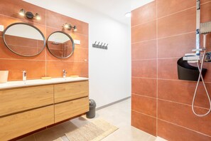 Chuveiro, secador de cabelo, toalhas de banho 