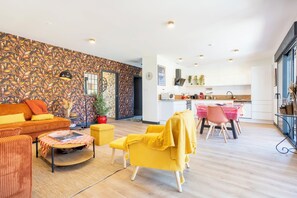 TV - Villa Léonie 1 km from the beach, with private terrace and private garden (Trégunc)