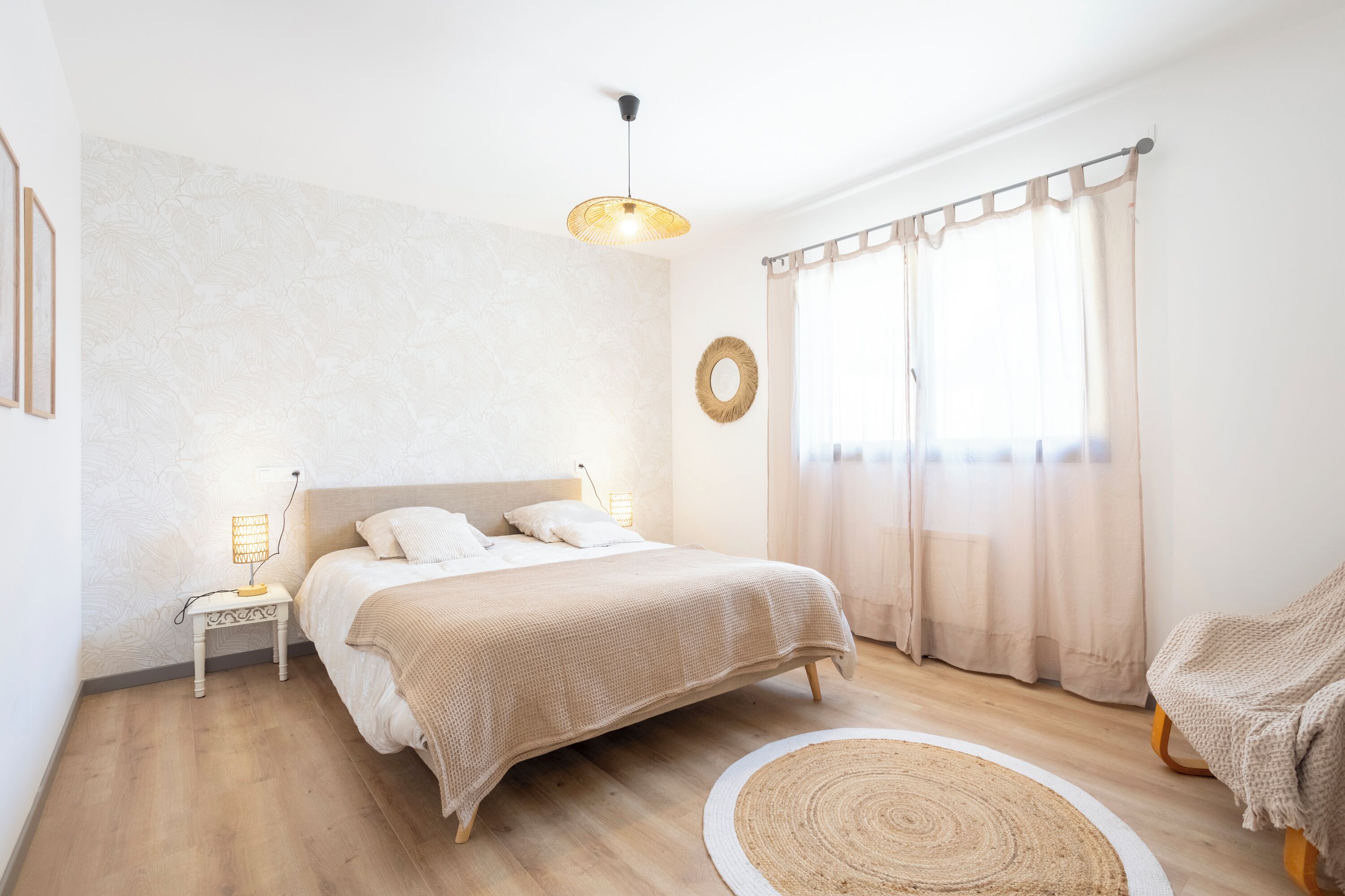 2 habitaciones, tabla de planchar con plancha y ropa de cama 