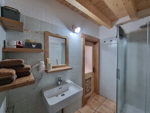 Chuveiro, secador de cabelo, toalhas de banho 
