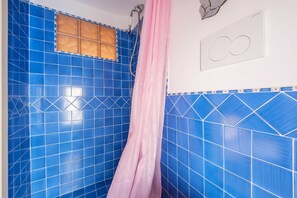 Douche, sèche-cheveux, serviettes fournies