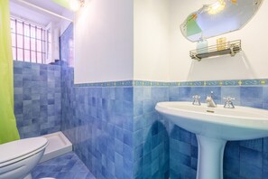 Douche, sèche-cheveux, serviettes fournies