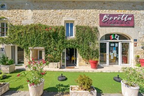 Exterior detail - Apartment "Fattoria" with Private Terrace, Private Garden and Wi-Fi (Saint-Genis-de-Saintonge)