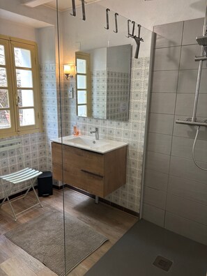 Douche, sèche-cheveux, serviettes fournies