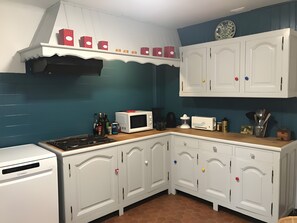 Réfrigérateur, micro-ondes, plaque de cuisson, lave-vaisselle