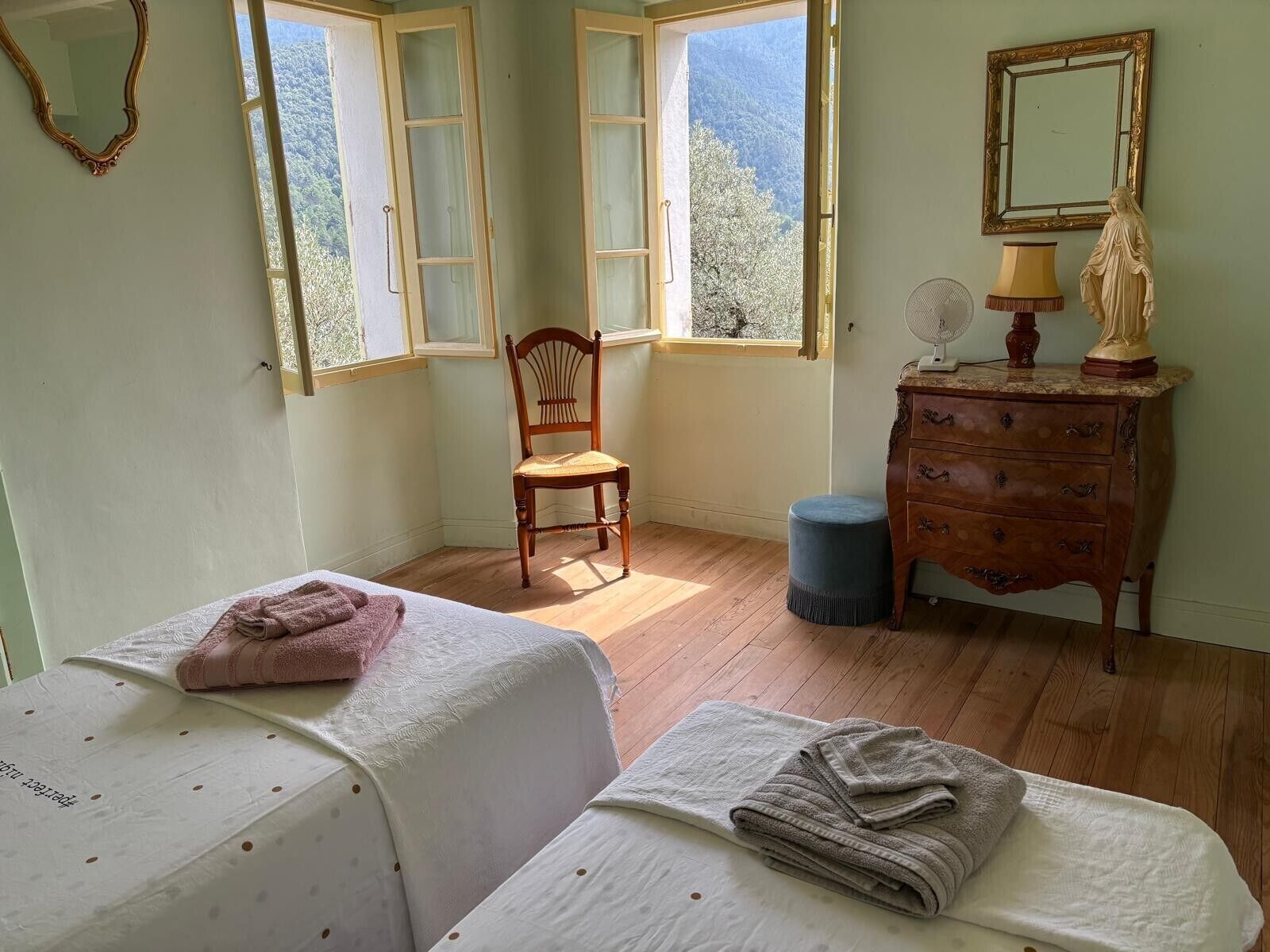 4 bedrooms, iron/ironing board, WiFi (free), bed sheets
